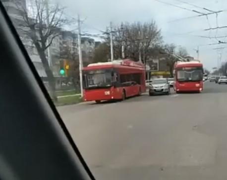 «Рога» троллейбуса упали на легковушку в Нальчике. Видео
